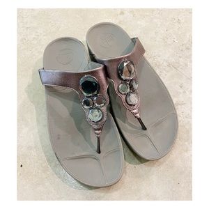 Women’s Fitflop Lunetta thong sandals Sz 8 jeweled flip flop pewter silver shoes